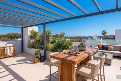 Villa contemporánea junto a la playa con piscina climatizada y espectacular terraza en la azotea