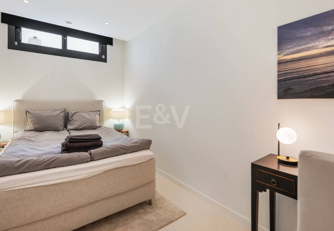 Samtida Beachside Villa med uppvärmd pool och fantastisk tak Terrace