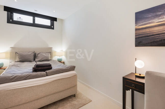 Samtida Beachside Villa med uppvärmd pool och fantastisk tak Terrace