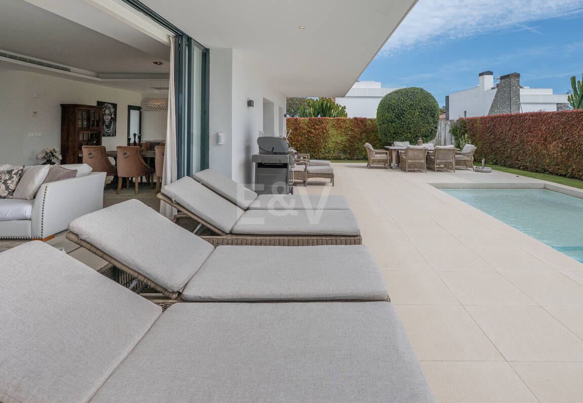 Villa contemporánea junto a la playa con piscina climatizada y espectacular terraza en la azotea
