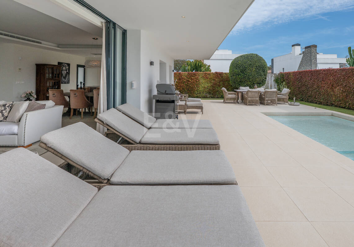 Contemporary Beachside Villa with Heated Pool and Stunning Roof Terrace