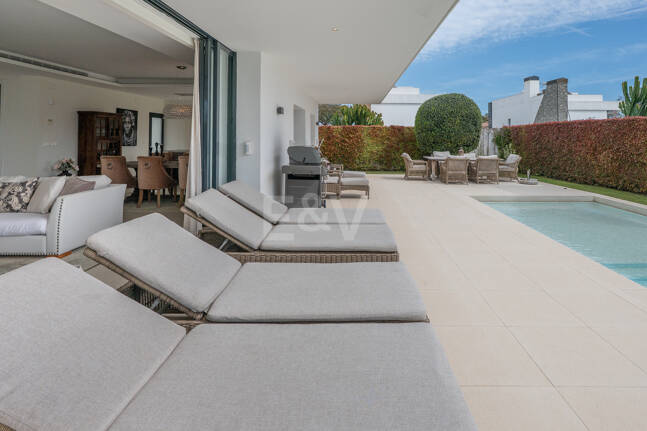 Villa contemporánea junto a la playa con piscina climatizada y espectacular terraza en la azotea