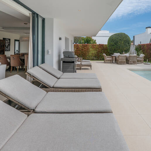 Villa contemporánea junto a la playa con piscina climatizada y espectacular terraza en la azotea
