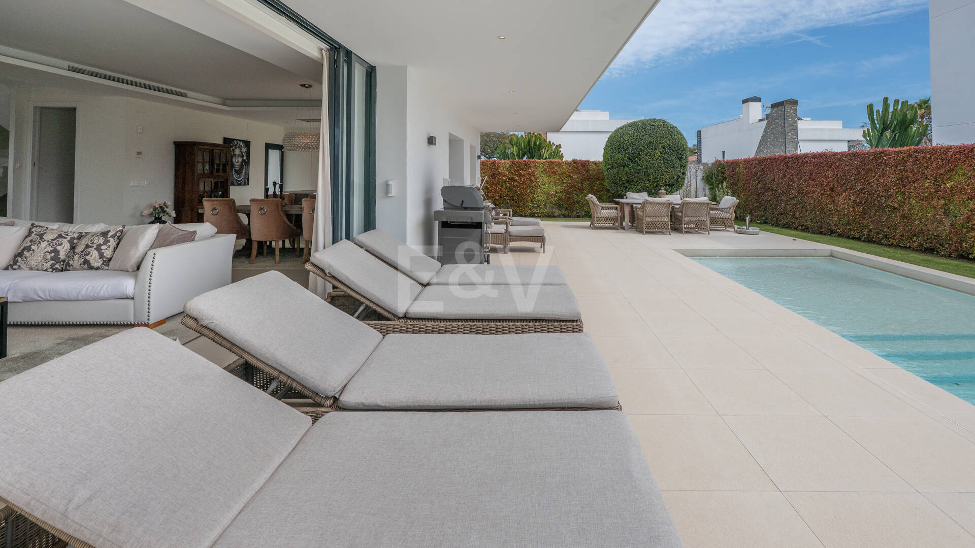 Villa contemporánea junto a la playa con piscina climatizada y espectacular terraza en la azotea