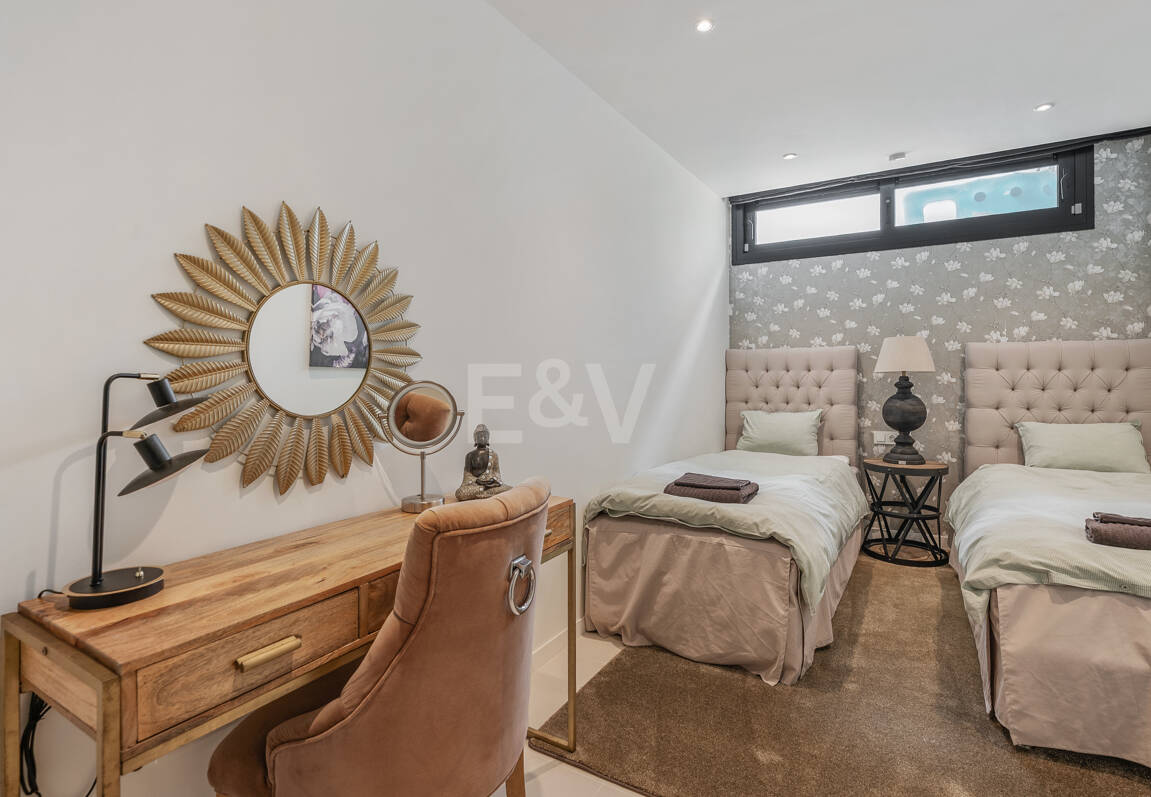 Samtida Beachside Villa med uppvärmd pool och fantastisk tak Terrace