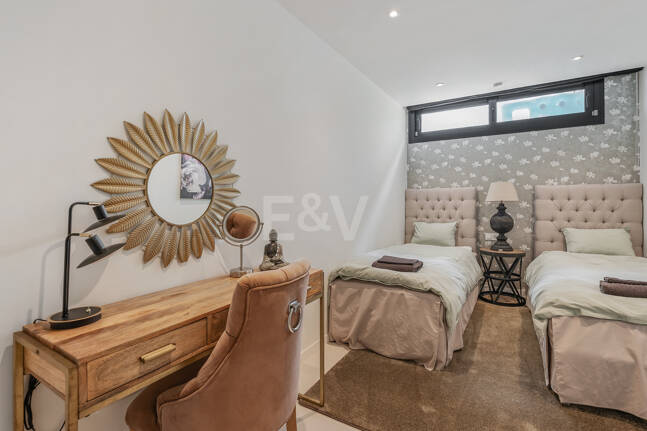 Samtida Beachside Villa med uppvärmd pool och fantastisk tak Terrace