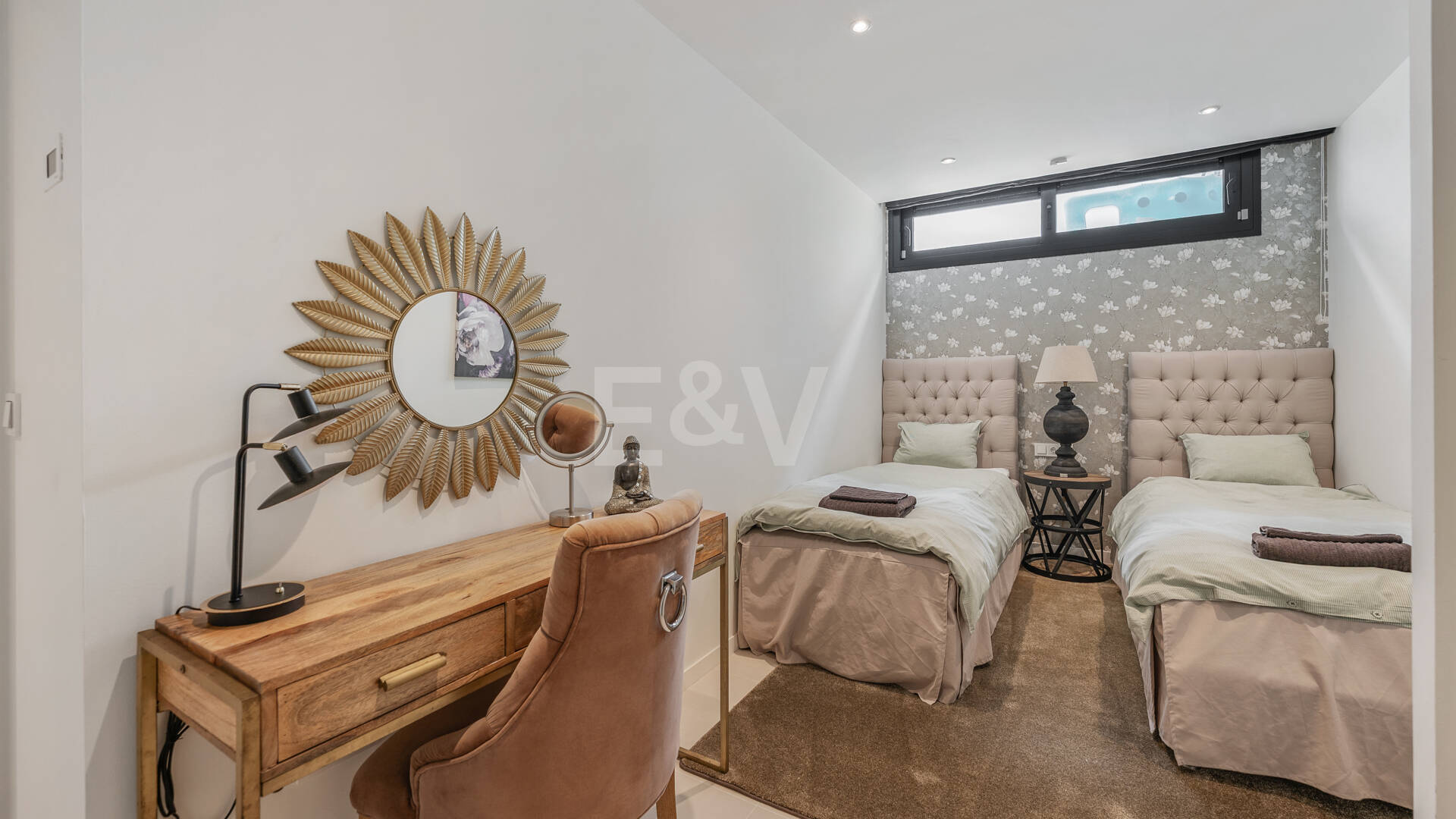 Samtida Beachside Villa med uppvärmd pool och fantastisk tak Terrace