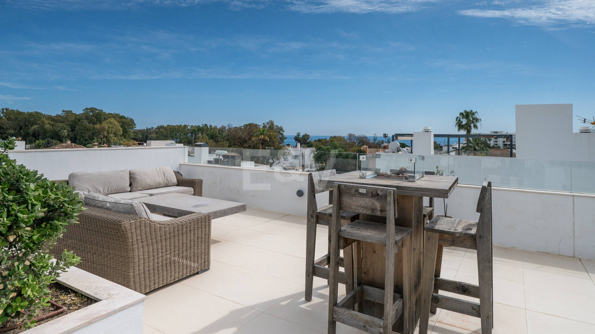 Samtida Beachside Villa med uppvärmd pool och fantastisk tak Terrace