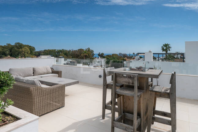 Samtida Beachside Villa med uppvärmd pool och fantastisk tak Terrace