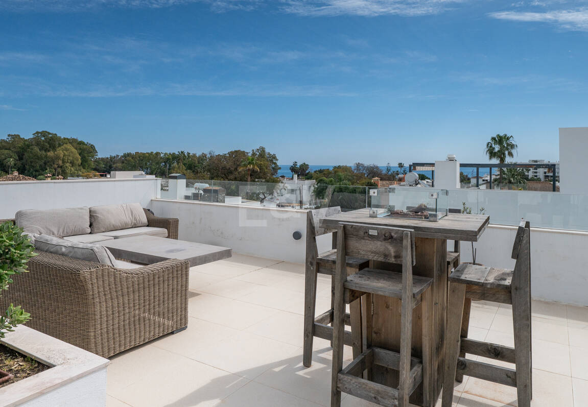 Samtida Beachside Villa med uppvärmd pool och fantastisk tak Terrace