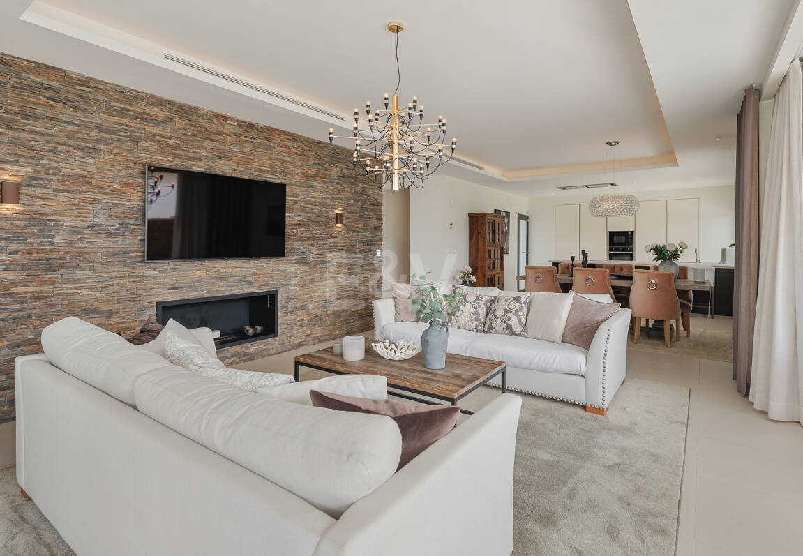 Samtida Beachside Villa med uppvärmd pool och fantastisk tak Terrace