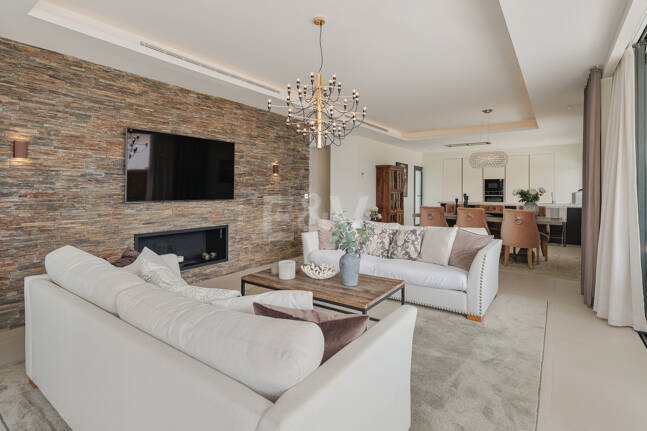 Samtida Beachside Villa med uppvärmd pool och fantastisk tak Terrace