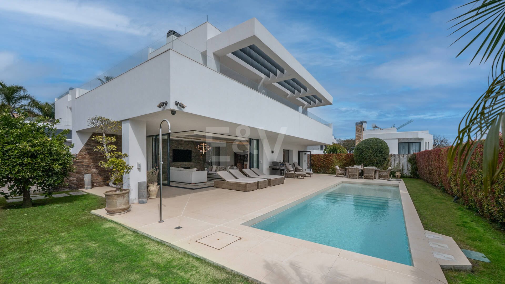 Samtida Beachside Villa med uppvärmd pool och fantastisk tak Terrace