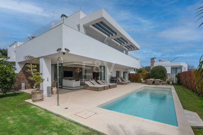 Samtida Beachside Villa med uppvärmd pool och fantastisk tak Terrace