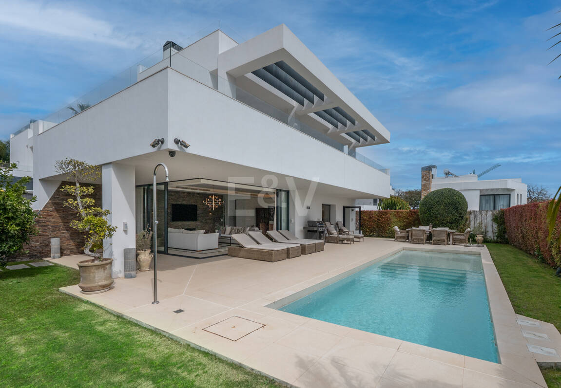 Samtida Beachside Villa med uppvärmd pool och fantastisk tak Terrace