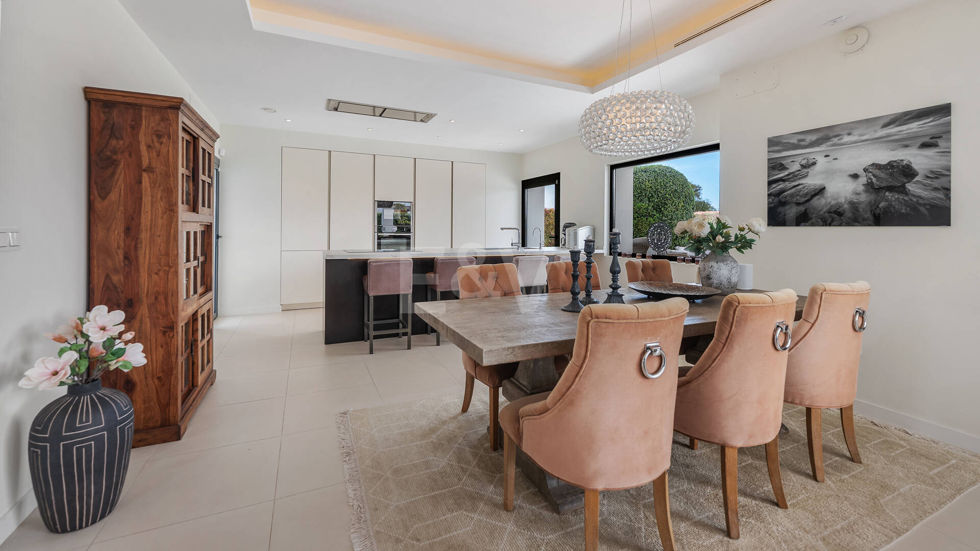 Samtida Beachside Villa med uppvärmd pool och fantastisk tak Terrace