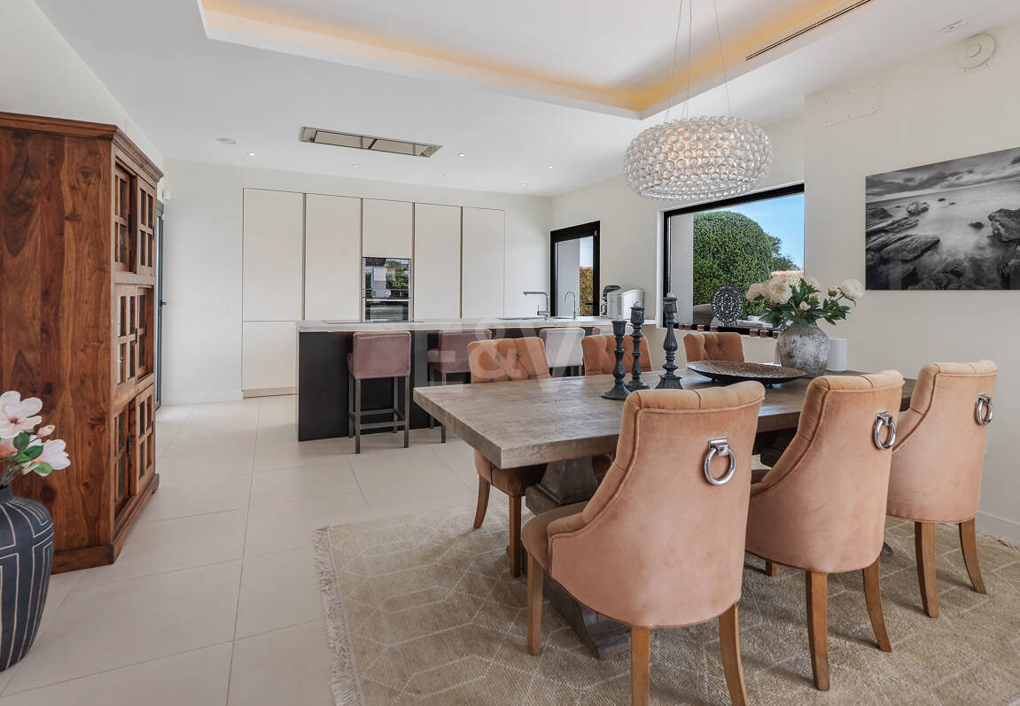 Samtida Beachside Villa med uppvärmd pool och fantastisk tak Terrace