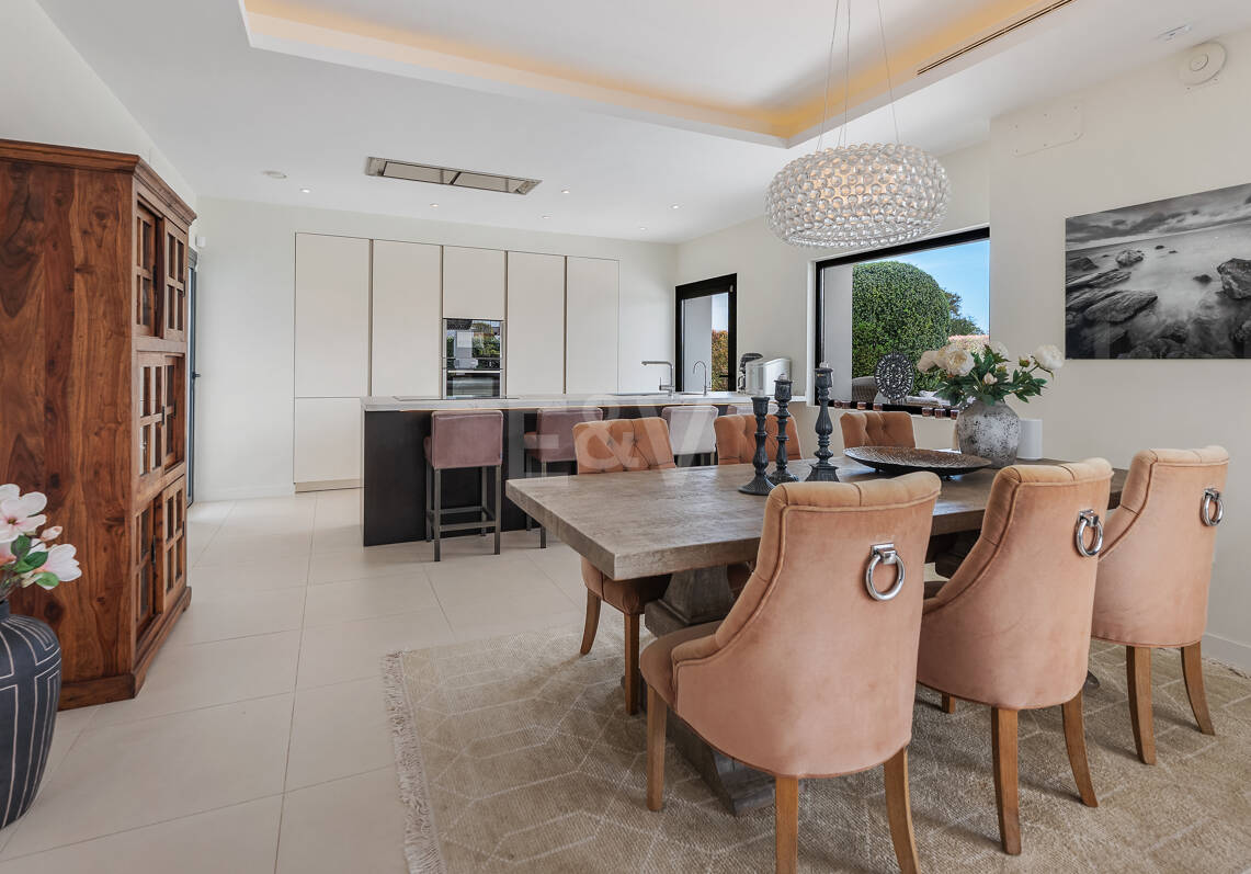 Contemporary Beachside Villa with Heated Pool and Stunning Roof Terrace