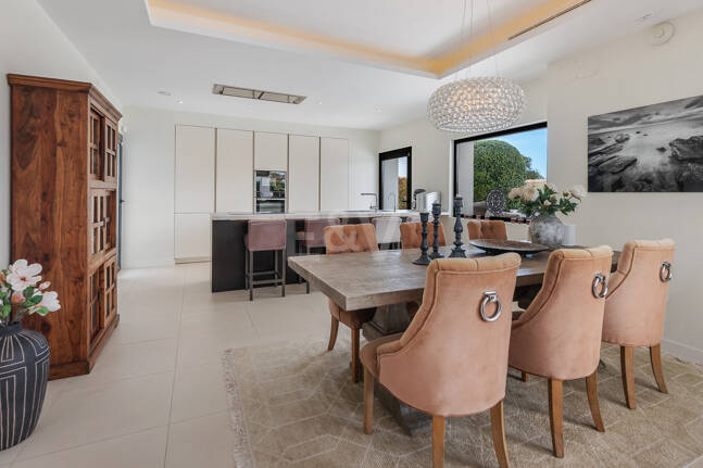 Samtida Beachside Villa med uppvärmd pool och fantastisk tak Terrace