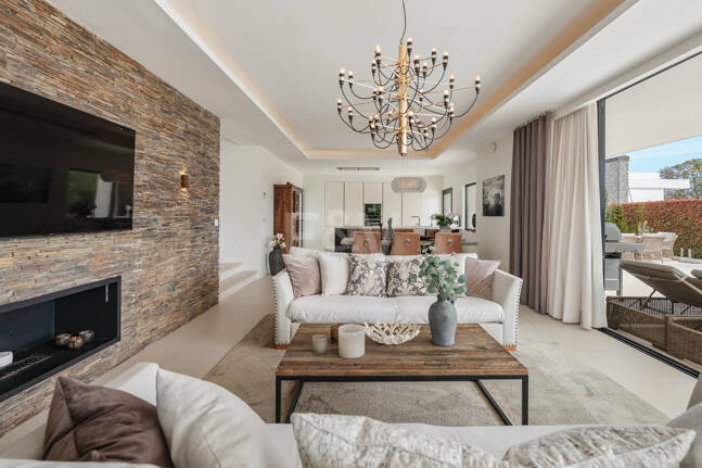 Samtida Beachside Villa med uppvärmd pool och fantastisk tak Terrace