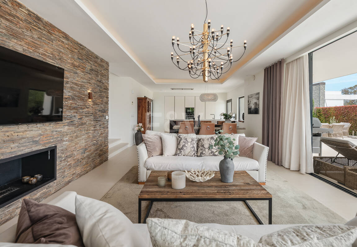 Samtida Beachside Villa med uppvärmd pool och fantastisk tak Terrace