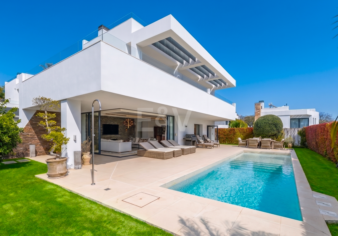 Contemporary Beachside Villa with Heated Pool and Stunning Roof Terrace