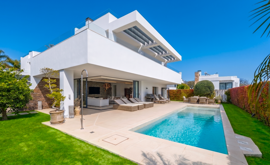 Contemporary Beachside Villa with Heated Pool and Stunning Roof Terrace