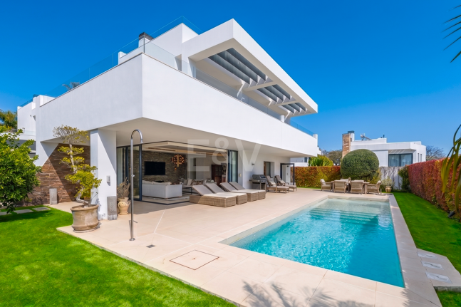Villa contemporánea junto a la playa con piscina climatizada y espectacular terraza en la azotea