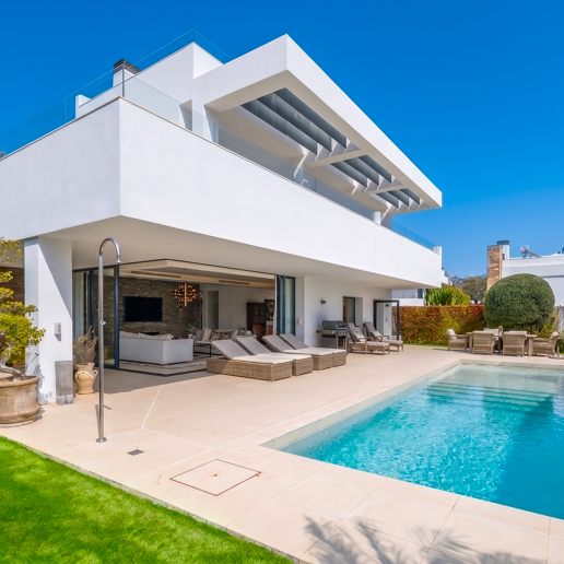 Villa contemporánea junto a la playa con piscina climatizada y espectacular terraza en la azotea