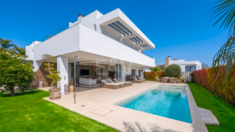 Contemporary Beachside Villa with Heated Pool and Stunning Roof Terrace
