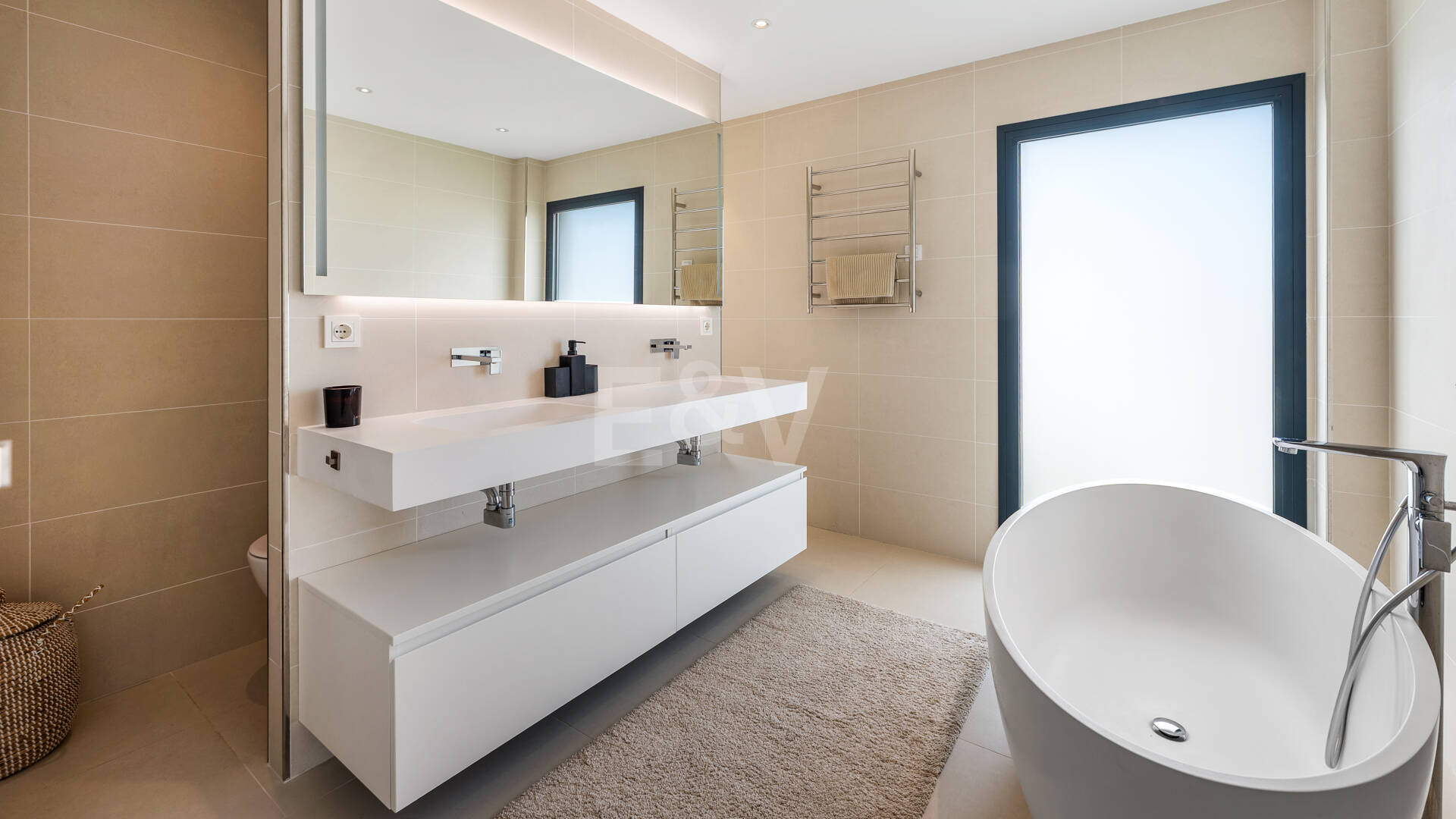 Samtida Beachside Villa med uppvärmd pool och fantastisk tak Terrace