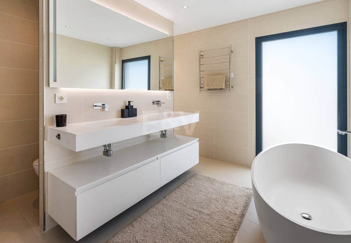 Samtida Beachside Villa med uppvärmd pool och fantastisk tak Terrace