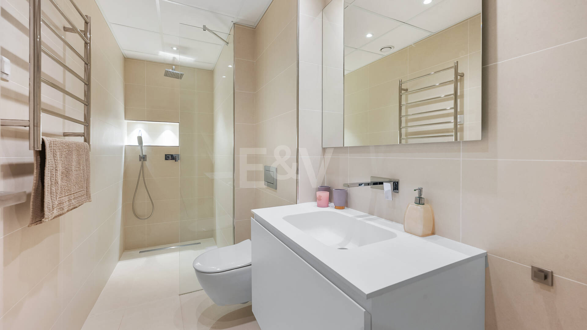 Samtida Beachside Villa med uppvärmd pool och fantastisk tak Terrace