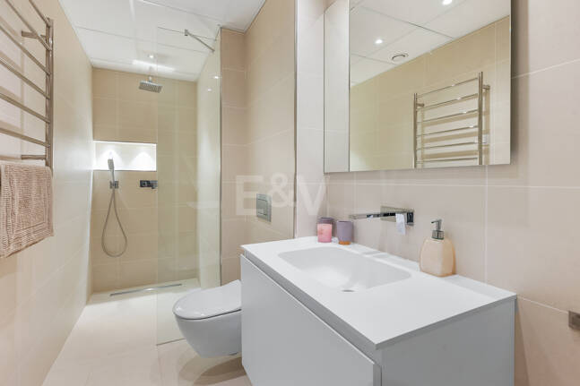 Samtida Beachside Villa med uppvärmd pool och fantastisk tak Terrace