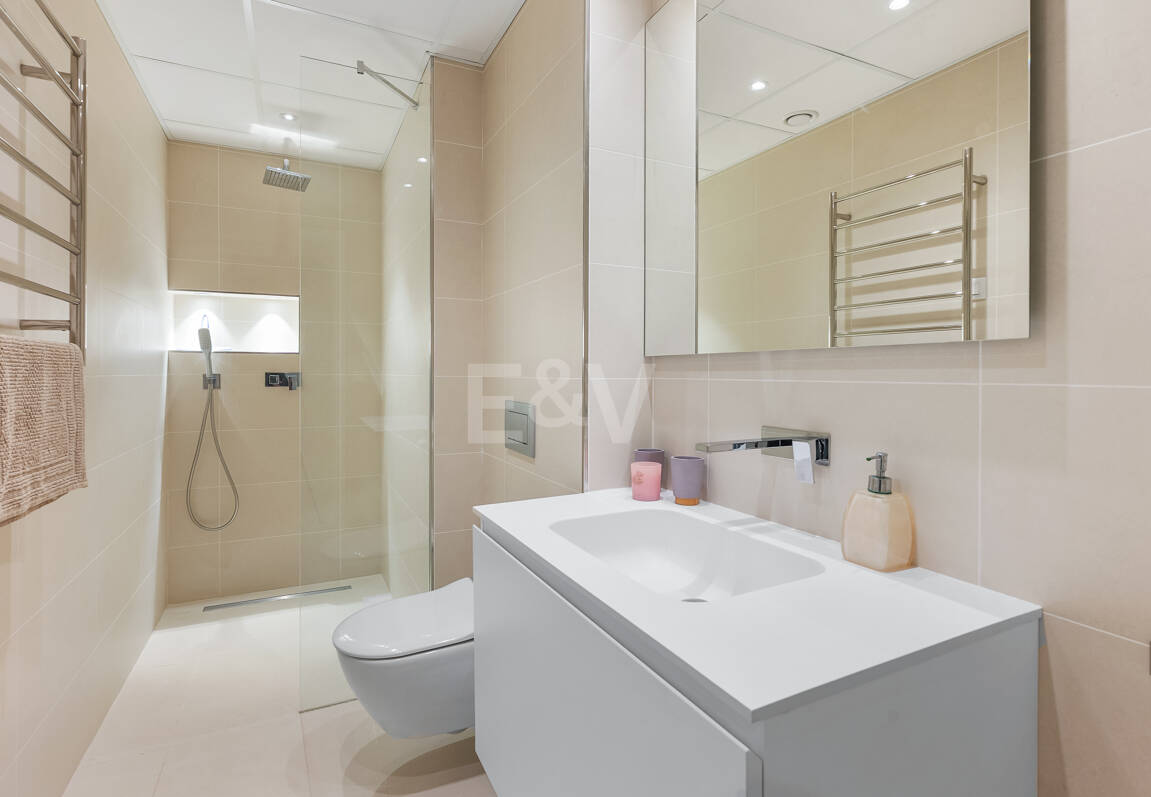 Samtida Beachside Villa med uppvärmd pool och fantastisk tak Terrace