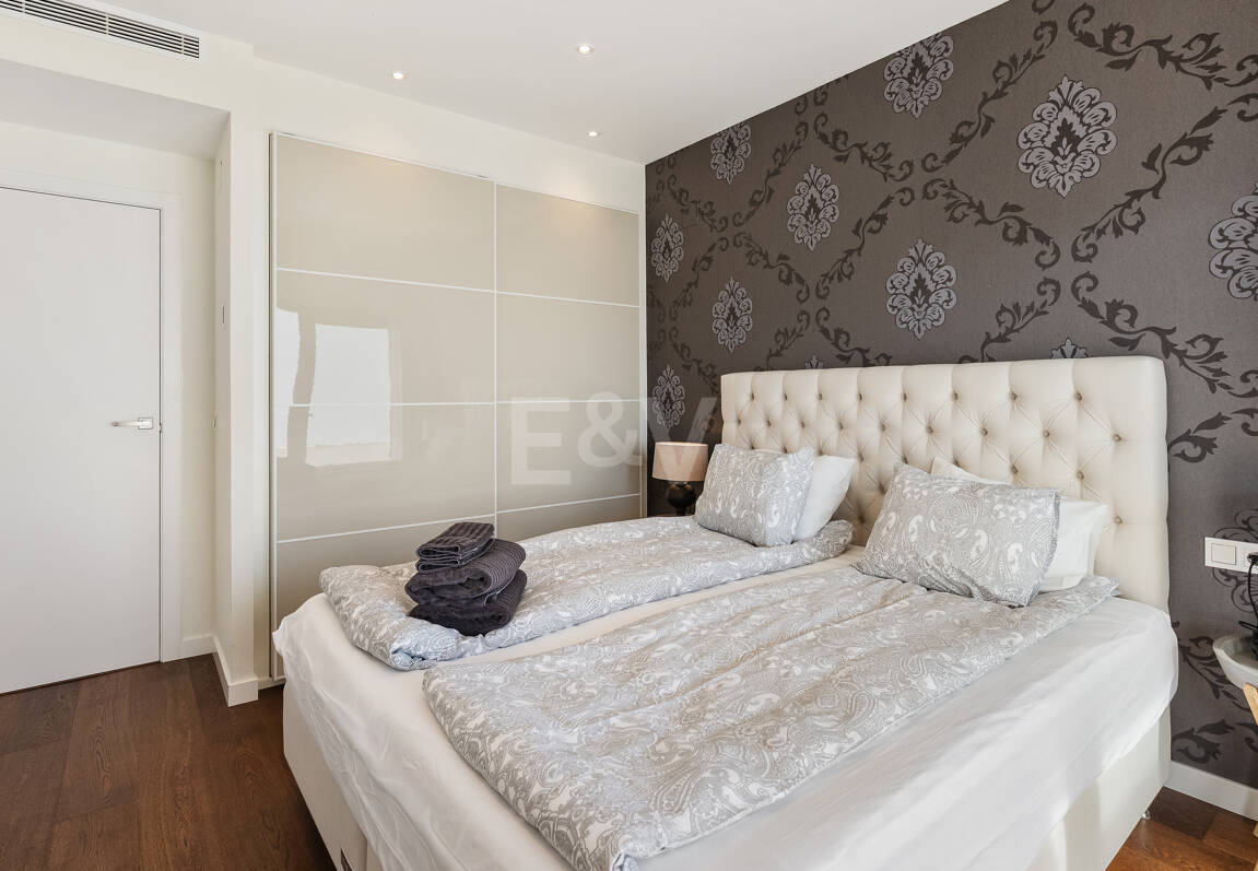 Samtida Beachside Villa med uppvärmd pool och fantastisk tak Terrace