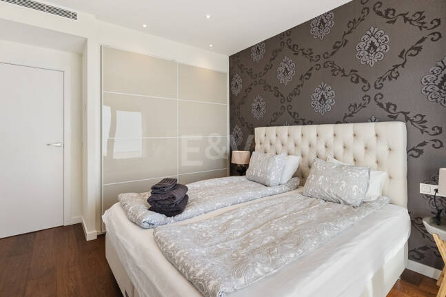 Samtida Beachside Villa med uppvärmd pool och fantastisk tak Terrace