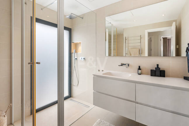 Samtida Beachside Villa med uppvärmd pool och fantastisk tak Terrace