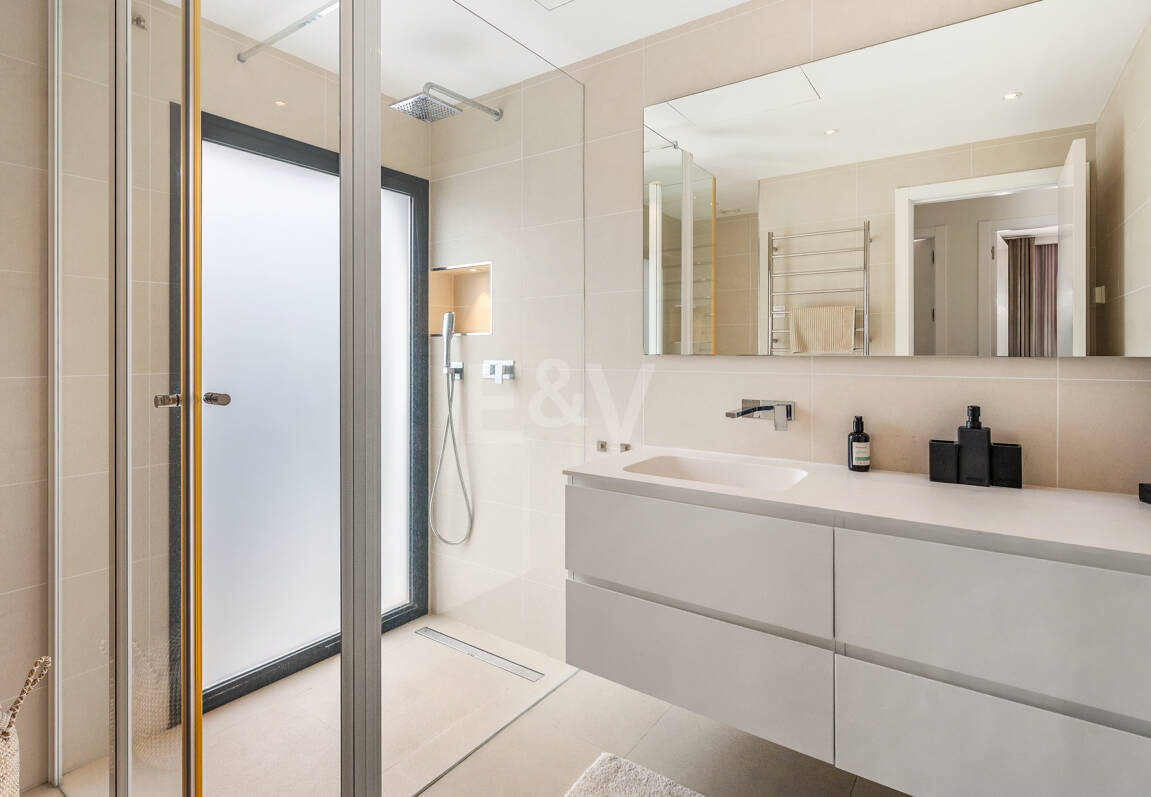 Samtida Beachside Villa med uppvärmd pool och fantastisk tak Terrace