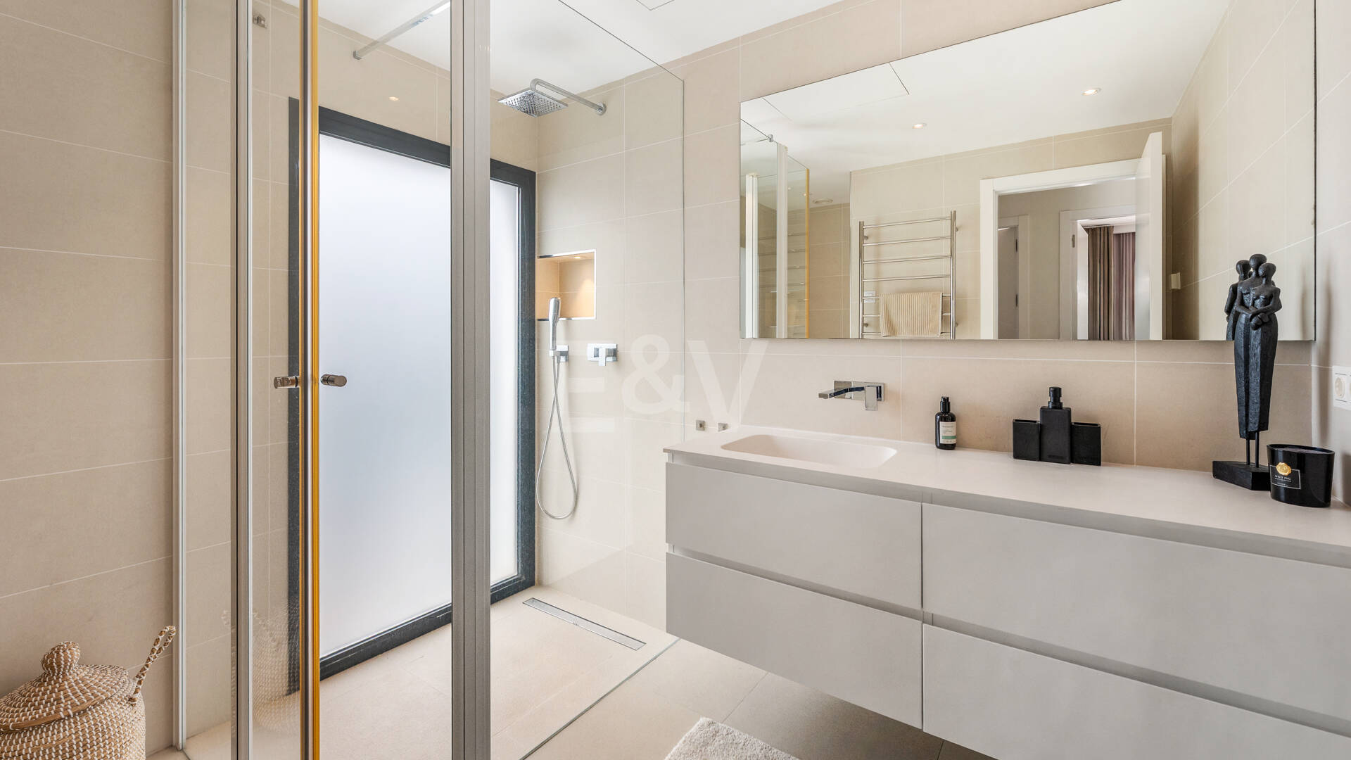 Samtida Beachside Villa med uppvärmd pool och fantastisk tak Terrace