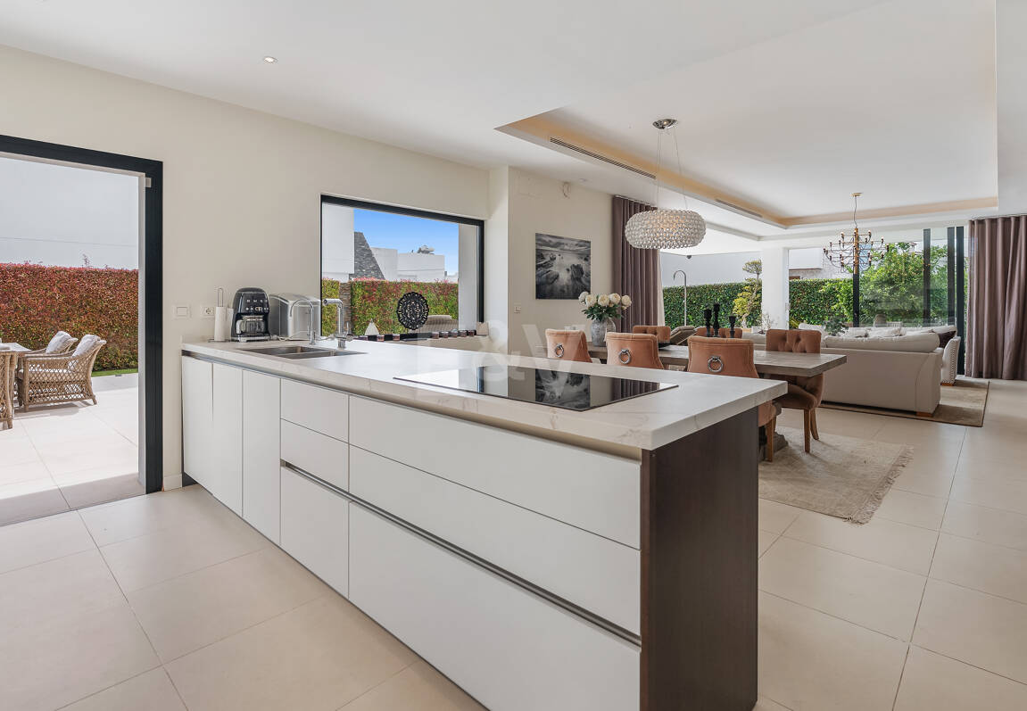 Samtida Beachside Villa med uppvärmd pool och fantastisk tak Terrace