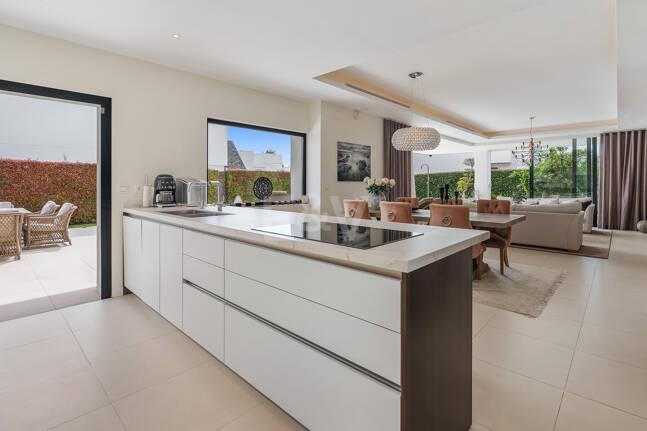 Samtida Beachside Villa med uppvärmd pool och fantastisk tak Terrace