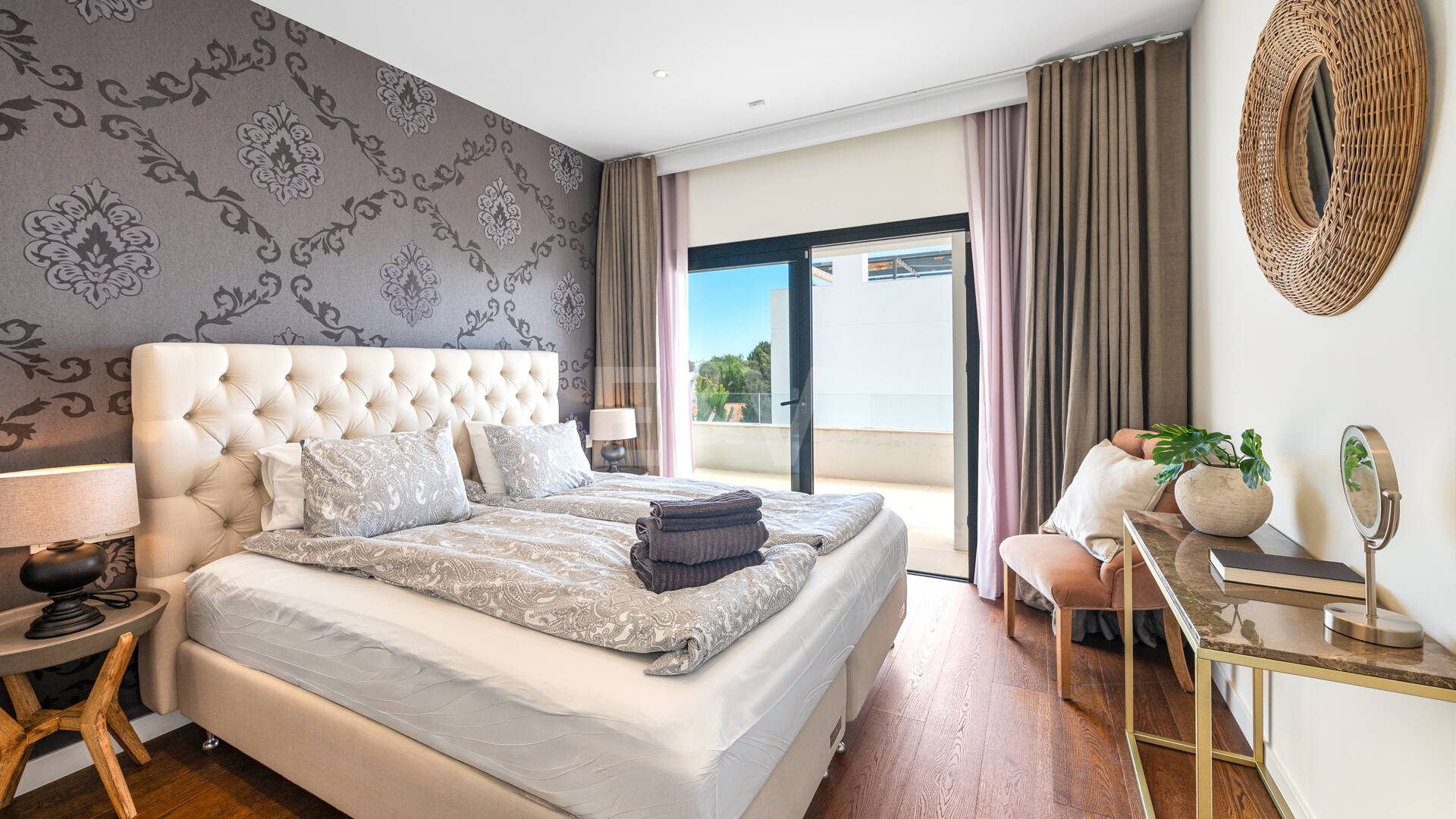 Samtida Beachside Villa med uppvärmd pool och fantastisk tak Terrace