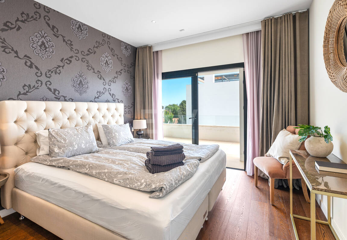 Samtida Beachside Villa med uppvärmd pool och fantastisk tak Terrace