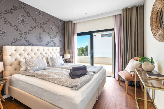 Samtida Beachside Villa med uppvärmd pool och fantastisk tak Terrace