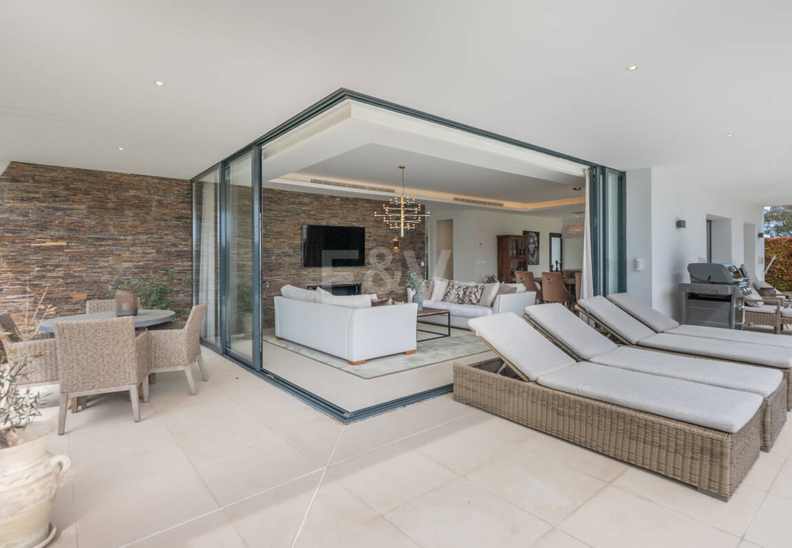 Samtida Beachside Villa med uppvärmd pool och fantastisk tak Terrace