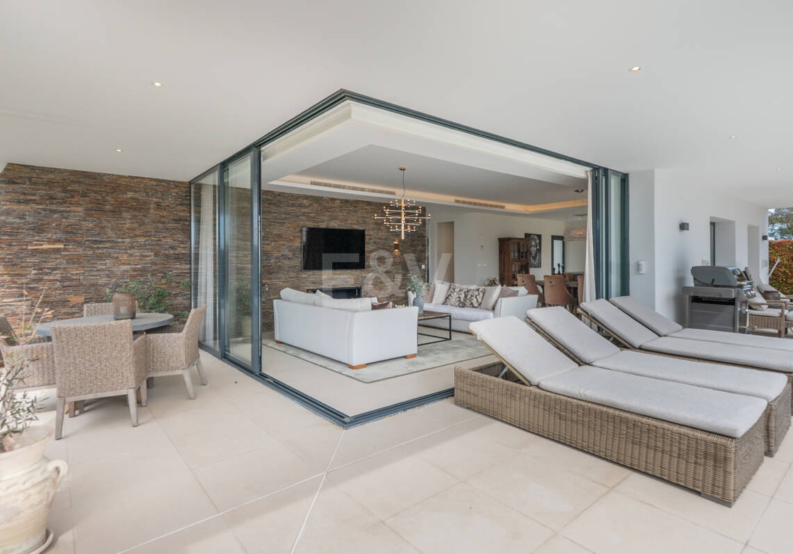 Contemporary Beachside Villa with Heated Pool and Stunning Roof Terrace