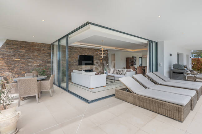 Samtida Beachside Villa med uppvärmd pool och fantastisk tak Terrace