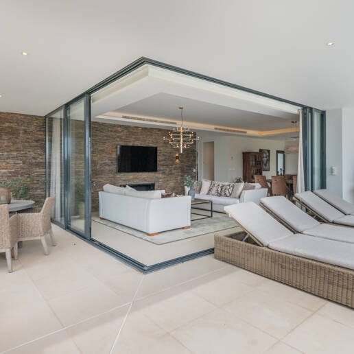 Samtida Beachside Villa med uppvärmd pool och fantastisk tak Terrace