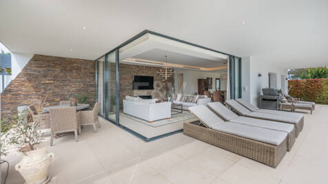 Moderne Strandvilla mit beheiztem Pool und atemberaubender Dachterrasse